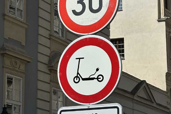 Praha 1 zakazuje elektrokoloběžky v Nerudově ulici kvůli bezpečnosti Praha 1 zakazuje elektrokoloběžky v Nerudově ulici kvůli bezpečnosti