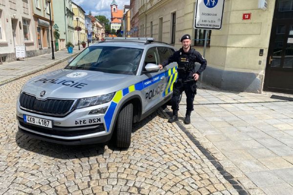 Chodov: Policista zachránil život jinému muži Chodov: Policista zachránil život jinému muži