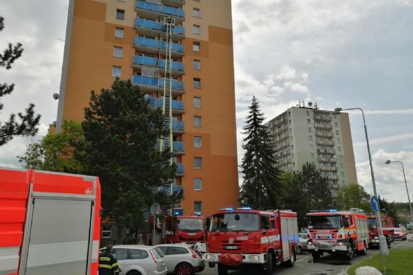 Chodov: Při požáru ve dvanáctém patře se několik osob nadýchalo kouře