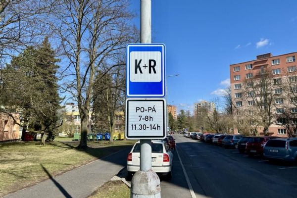 Chodov: První značka K+R u ZŠ Komenského usnadní rodičům rozvoz dětí Chodov: První značka K+R u ZŠ Komenského usnadní rodičům rozvoz dětí