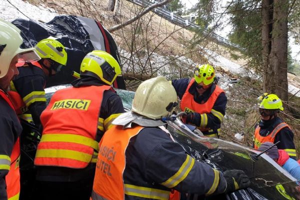 Jáchymov: Zaklíněného řidiče museli hasiči vyprostit