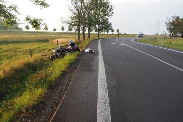 Karlovarsko: Motorkář na následky zranění bohužel zemřel