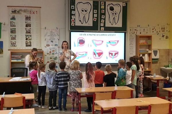 Karlovarský kraj: Zcela nový krajský projekt zaměřený na zubní prevenci u dětí byl zahájen s novým školním rokem Karlovarský kraj: Zcela nový krajský projekt zaměřený na zubní prevenci u dětí byl zahájen s novým školním rokem