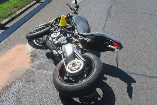 Karlovy Vary: Řidič motocyklu utrpěl zranění neslučitelná se životem Karlovy Vary: Řidič motocyklu utrpěl zranění neslučitelná se životem