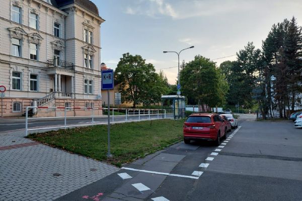 Karlovy Vary: U dvou základních škol byla vytvořena nová parkoviště K+R