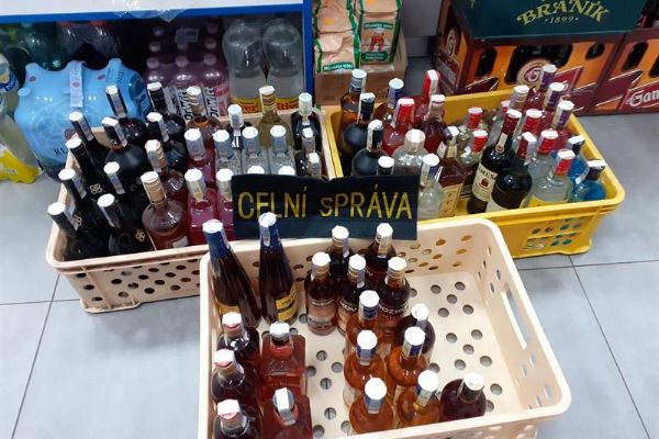 Region: Alkohol bez dokladů, tabákové výrobky a další zboží zajištěné karlovarskými celníky