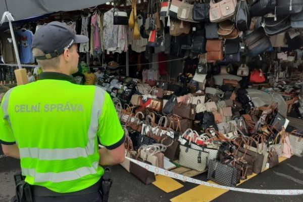 Region: Karlovarští celníci zajistili další zboží na tržnici