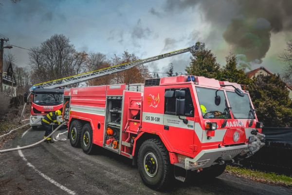 Region: Likvidace požáru domu u Teplé trvala celý den