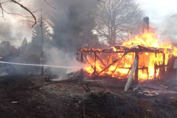 Region: Požár zcela zničil chatu v Luhově