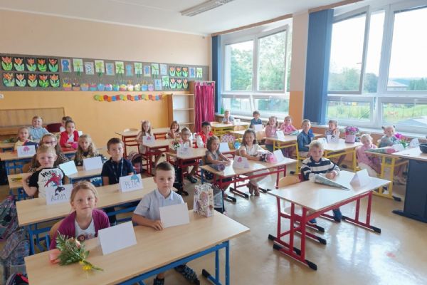 Region: Prvňáčky ve Škole čar a kouzel v Ostrově přivítal Moudrý klobouk Region: Prvňáčky ve Škole čar a kouzel v Ostrově přivítal Moudrý klobouk