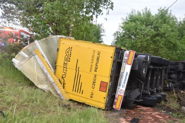Region: U Chebu havaroval kamion, převážel nebezpečné látky