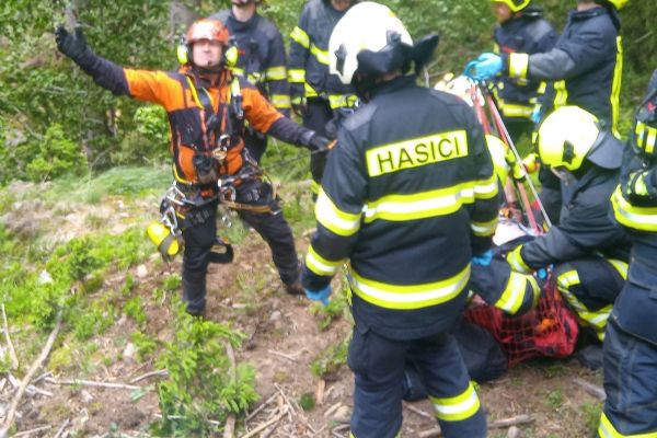 Rovná: Zraněného muže přímo z lesa vyzvedl vrtulník
