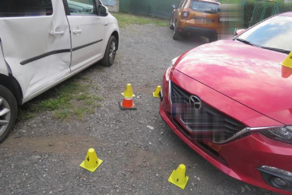 Sokolovsko: Spletla si pedály a narazila do zaparkovaného vozidla