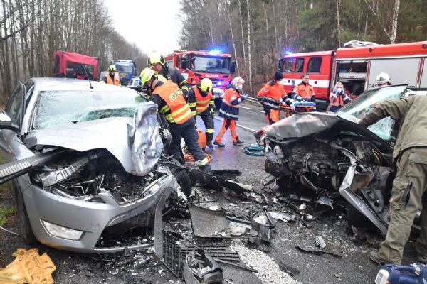 U Bečova se čelně srazila dvě osobní auta, hasiči museli vyprošťovat