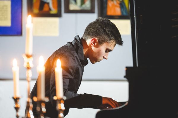 Své nezapomenutelné turné završí klavírista Pavel Vondráček koncertem v Plzni
