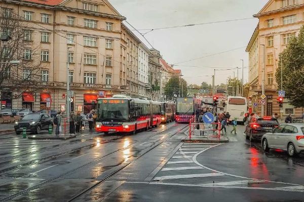 Zrychlení MHD v Dejvicích: Autobusy vyjedou na tramvajové koleje Zrychlení MHD v Dejvicích: Autobusy vyjedou na tramvajové koleje