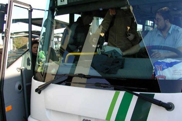 Řidiči autobusů se porvali v Janovicích na zastávce. Neviděli jste to?