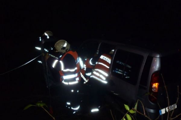 Při nehodě u Oselců pomáhali hasiči ženám z havarovaných aut po žebříku 