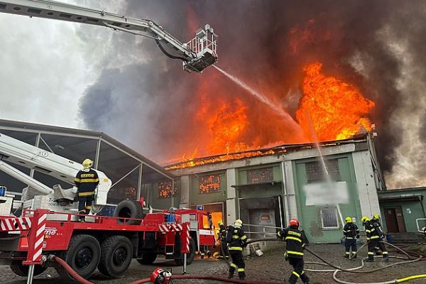Hasiči bojovali s plameny v automobilové hale