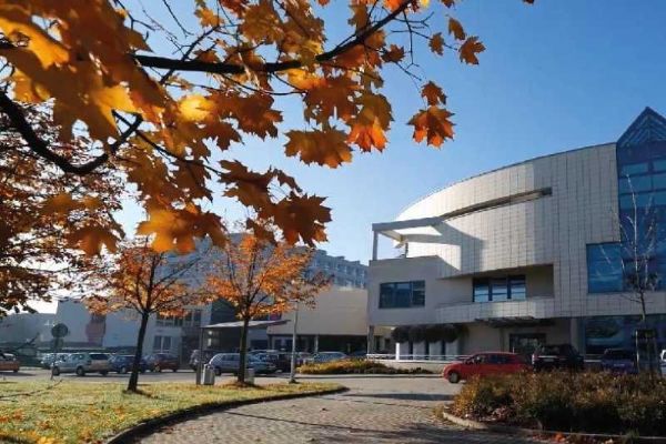 Jihlavská nemocnice: Nový pavilon a parkovací dům pro lepší péči Jihlavská nemocnice: Nový pavilon a parkovací dům pro lepší péči