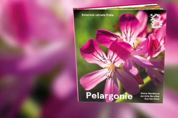 Knihu pražské botanické zahrady Pelargonie pokřtili Spejbl s Hurvínkem