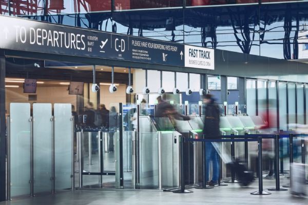 Letní letový řád přinesl na Letiště Praha nárůst počtu cestujících o 213 procent, meziročně vzrostl i počet pohybů na českém nebi