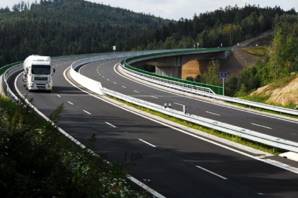 Mýtné efektivně usměrňuje trasy kamionů, zahraniční dopravci využívají v Česku hlavně dálnice