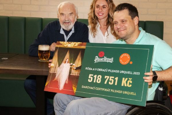 Pilsner Urquell vydražil róbu z piva pro Centrum Paraple