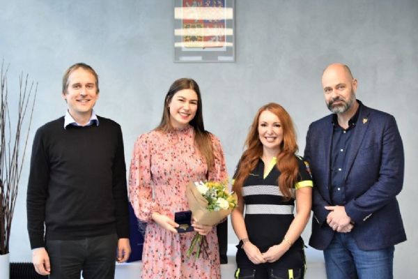 Starosta Prahy 7 Jan Čižinský ocenil zachránkyni tonoucí ženy Starosta Prahy 7 Jan Čižinský ocenil zachránkyni tonoucí ženy