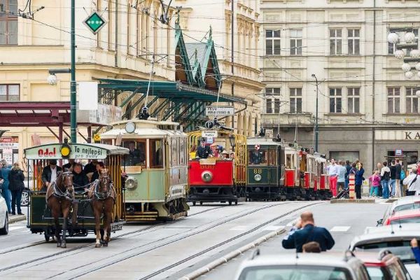 Praha slaví 150 let MHD velkolepým tramvajovým průvodem Praha slaví 150 let MHD velkolepým tramvajovým průvodem