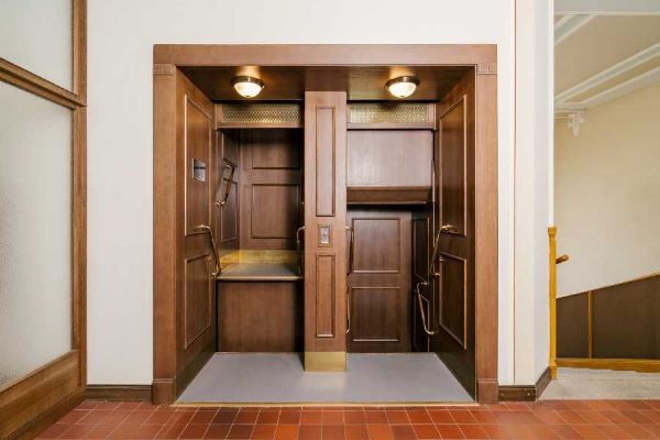 Pražský páternoster na magistrátu zpřístupněn turistům: prohlídky pokračují i v roce 2025 Pražský páternoster na magistrátu zpřístupněn turistům: prohlídky pokračují i v roce 2025