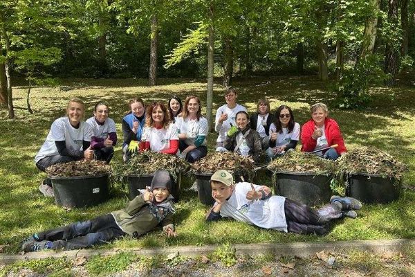 Dobrovolníci z úřadu uklízeli louku u turistického cíle Dobrovolníci z úřadu uklízeli louku u turistického cíle