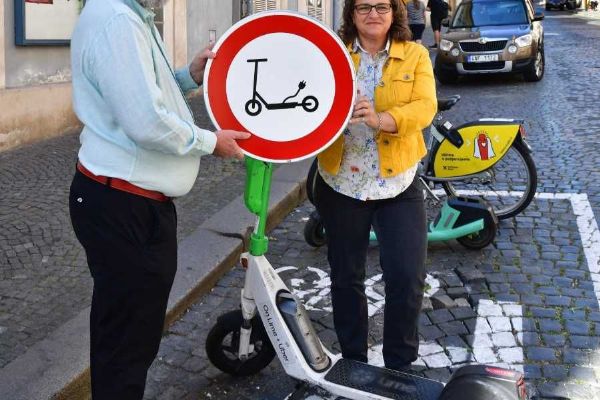 Praha připravuje zákaz sdílených elektrokoloběžek kvůli chaosu Praha připravuje zákaz sdílených elektrokoloběžek kvůli chaosu