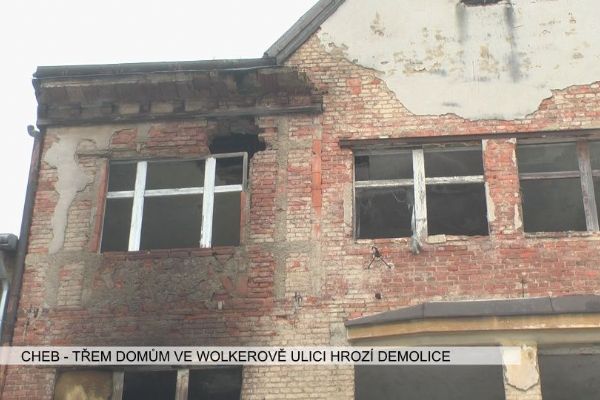 Cheb: Třem domům ve Wolkerově ulici hrozí demolice (TV Západ)