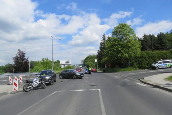 Sokolov: Mladá motocyklistka se střetla s autem 