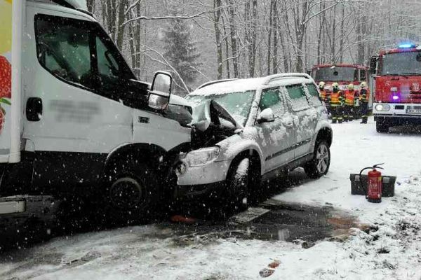 Bečov nad Teplou: U města se srazila tři auta
