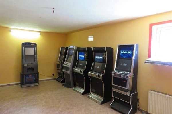 Cheb: Celníci zajistili v herně šest nelegálních hracích automatů