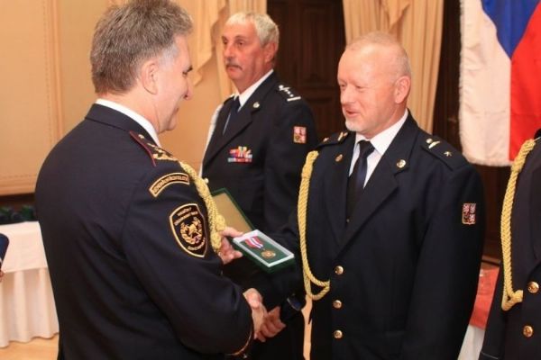 Dva velitelé čet převzali medaile za třicet let služby