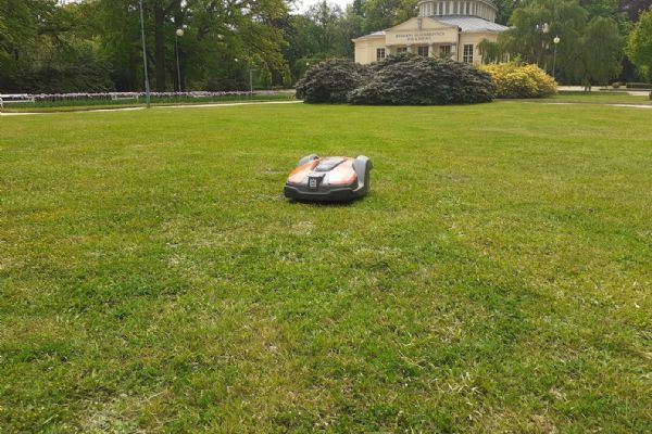 Františkovy Lázně: Trávu v parcích sekají robotické sekačky