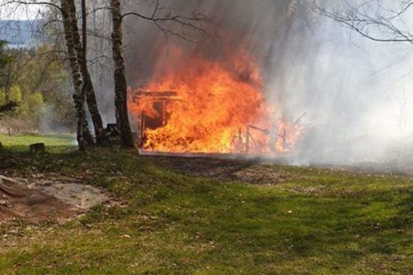 Hasiči zveřejnili krátké video z požáru chaty v Tisové u Nejdku 