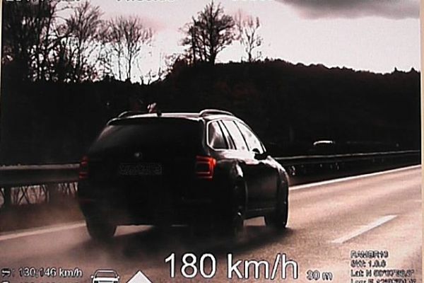 Karlovarsko: Cizinec jel po šestce 180 km/h