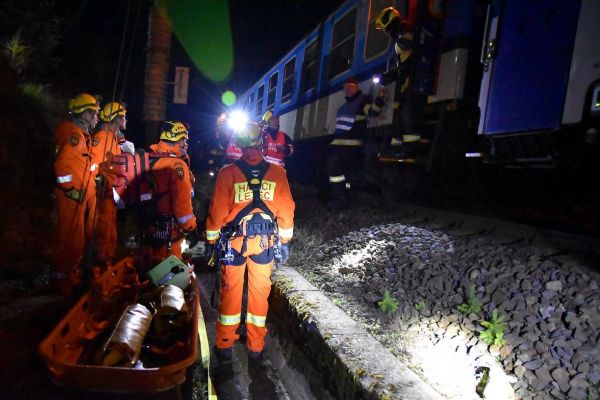 Karlovarsko: Noční cvičení prověřilo zásah záchranářů při velké železniční nehodě