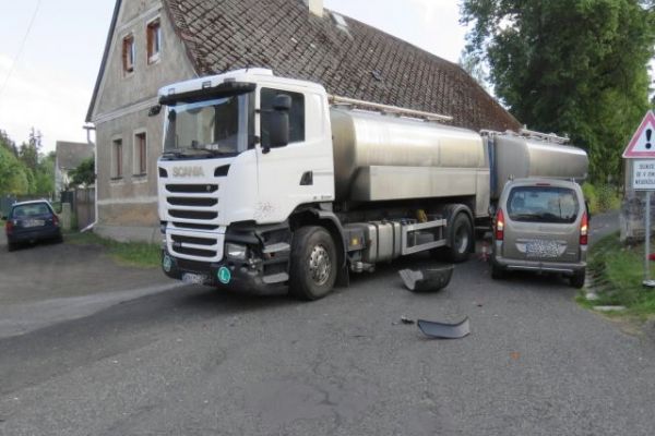 Otročín: Řidič náklaďáku narazil do osobního vozidla