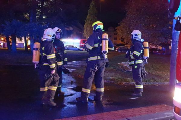 Karlovy Vary: Hasiči z hořícího bytu zachránili jednu osobu