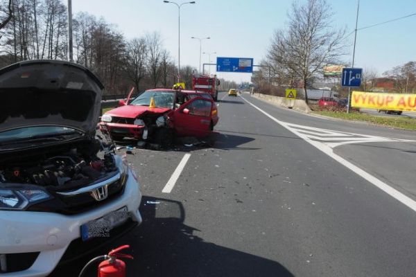 Karlovy Vary: Řidič vjel do protisměru. Šest osob bylo zraněno