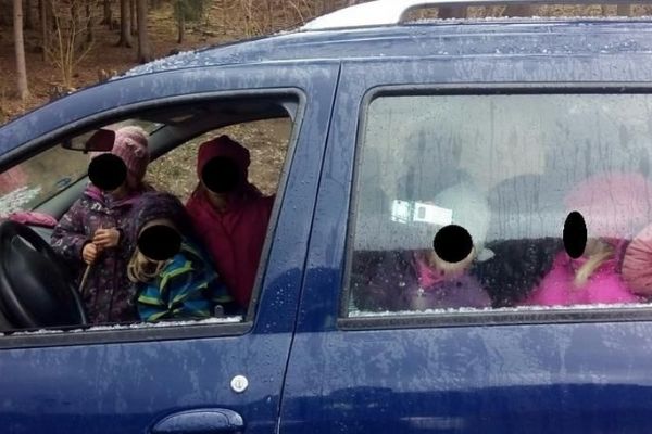 Karlovy Vary: Strážníci při kontrole objevili ve vozidle sedm nepřipoutaných dětí 