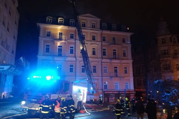 Mariánské Lázně: Hasiči museli z hořícího hotelu evakuovat 9 osob