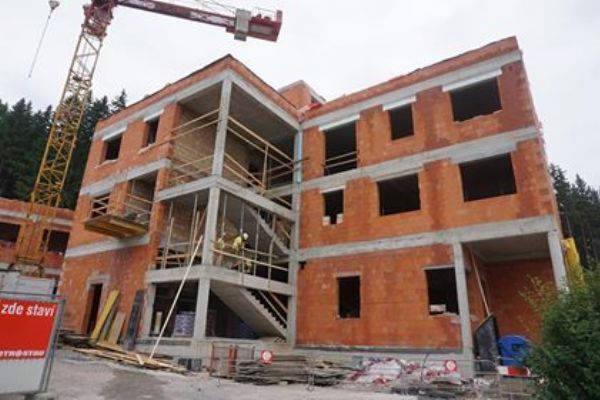 Nejdek: Stavebníci dokončili hrubou stavbu hospice podle plánu