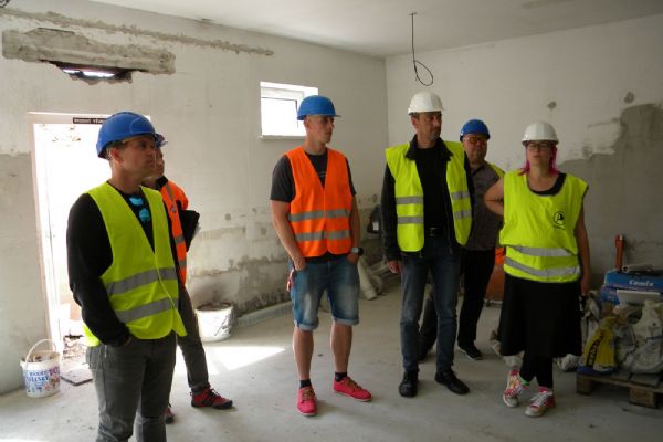 Sokolov: Zastupitelé si prohlédli stavbu nových bytů v bývalém Zdraposu