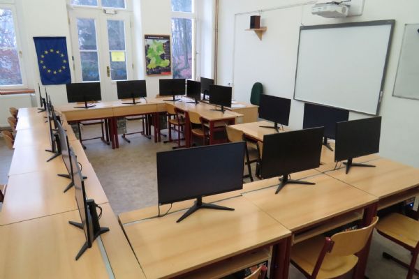 SŠ logistická v Dalovicích má nově bezbariérový přístup a moderní počítačové učebny